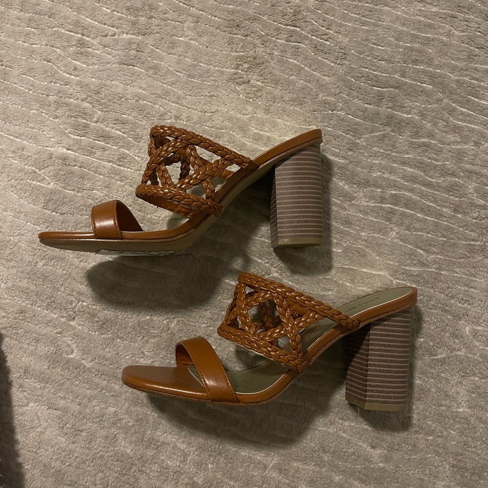 Super stylish cognac heels with detailing